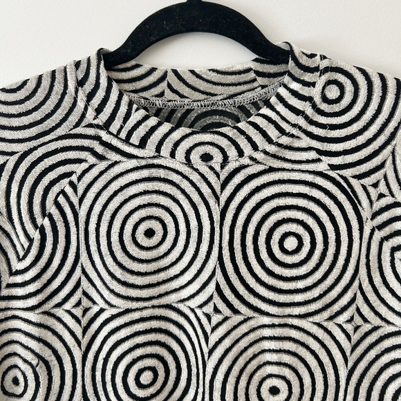 Vintage Geometric Black & White Top - Picture 4 of 4